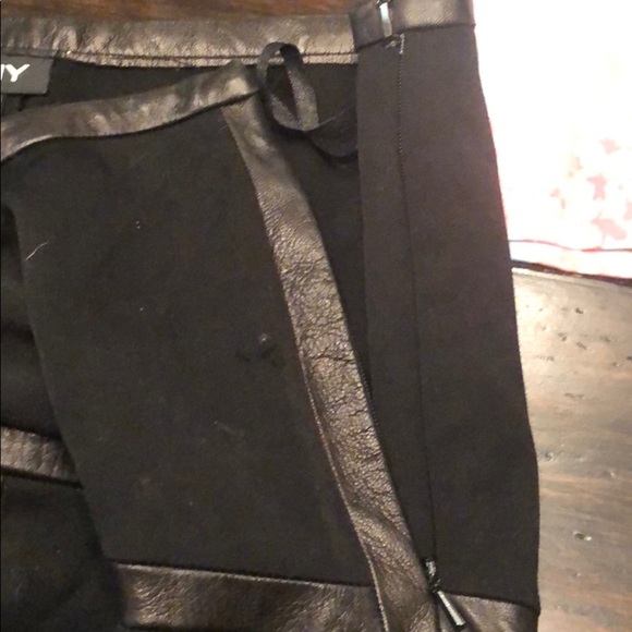 Beautiful DKNY Chic Black Skirt with Faux Leather Trim size 8 - Picture 6 of 6